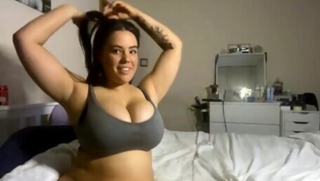 Chubby babe wanna show be her boobs!